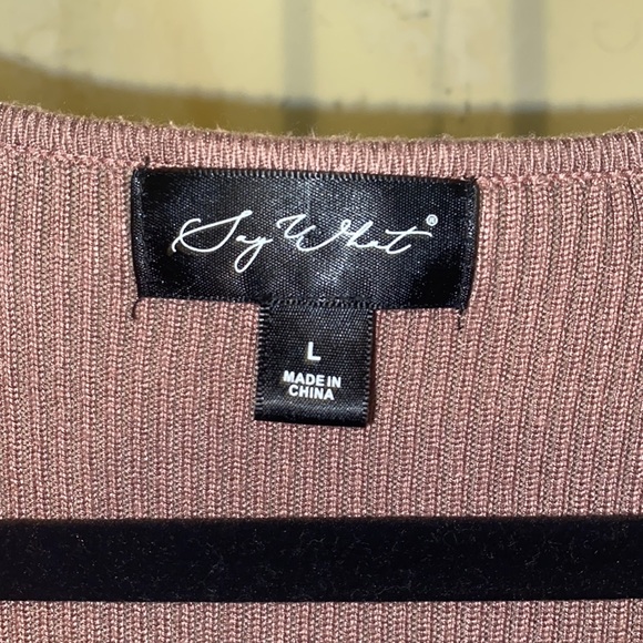 LIKE NEW FITTED SWEATER - Picture 3 of 5